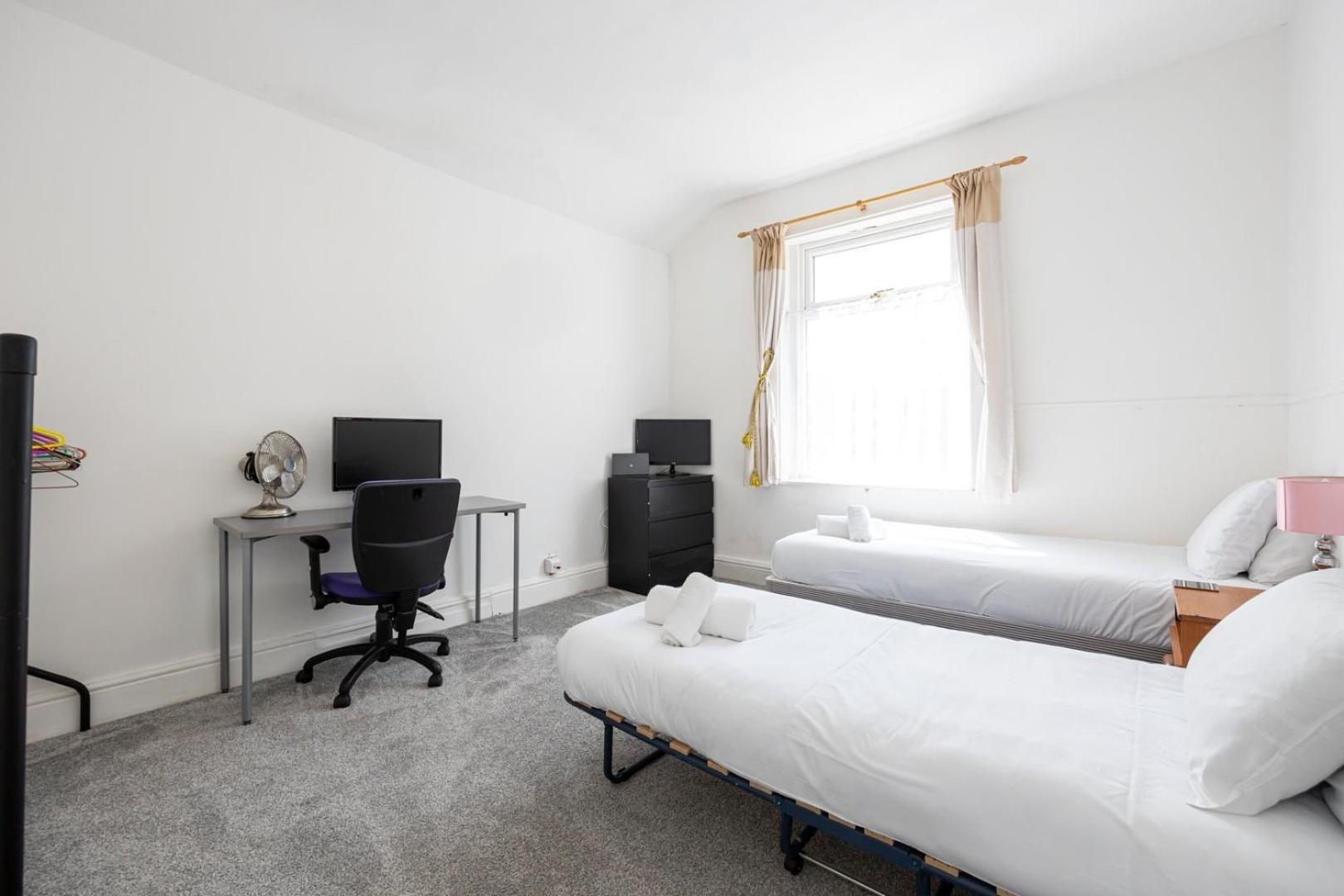 Guestready - Enchanting Life In Gorse Hill Manchester Esterno foto