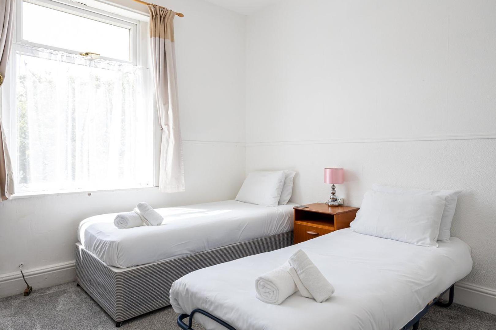 Guestready - Enchanting Life In Gorse Hill Manchester Esterno foto