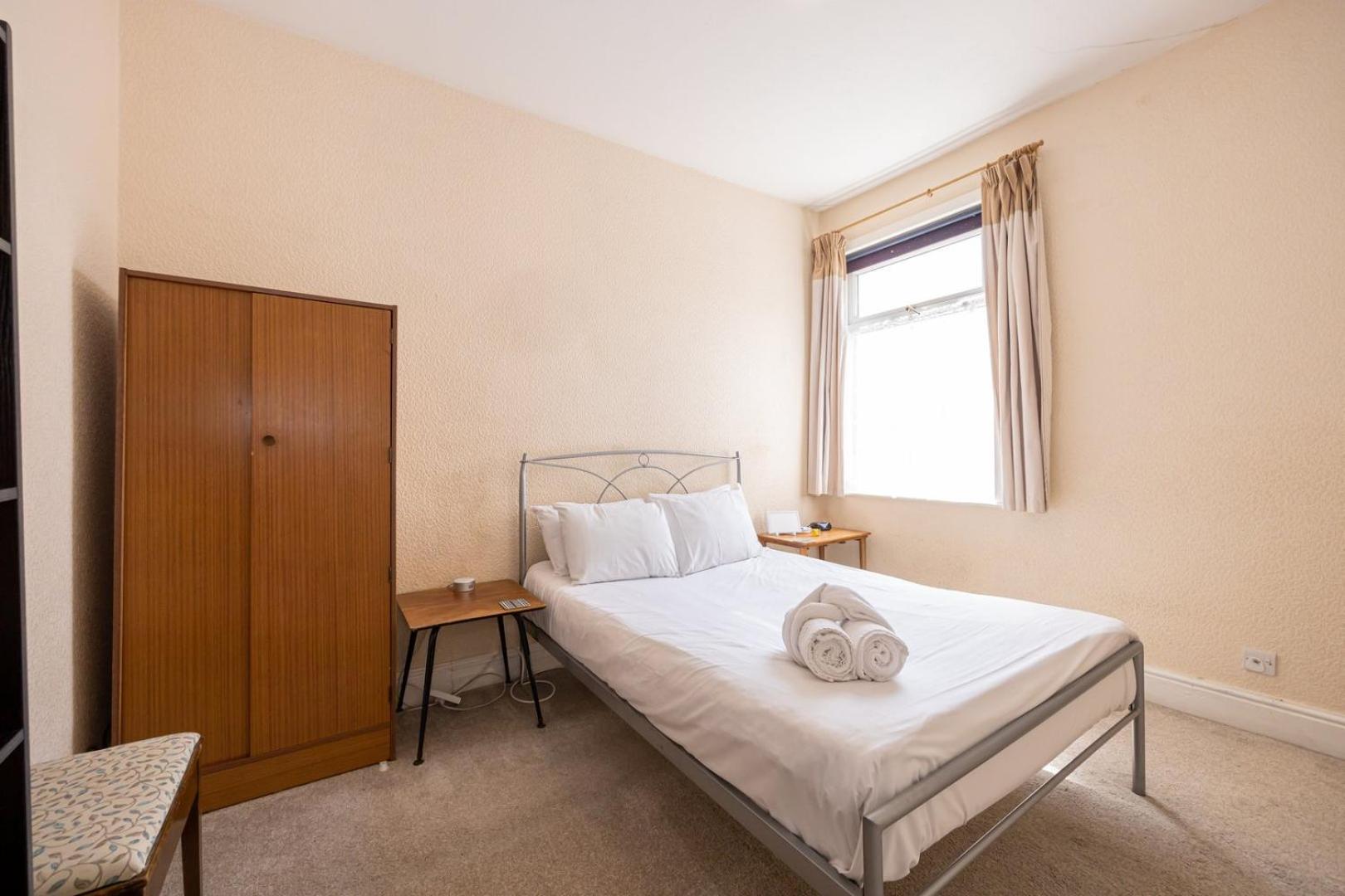Guestready - Enchanting Life In Gorse Hill Manchester Esterno foto