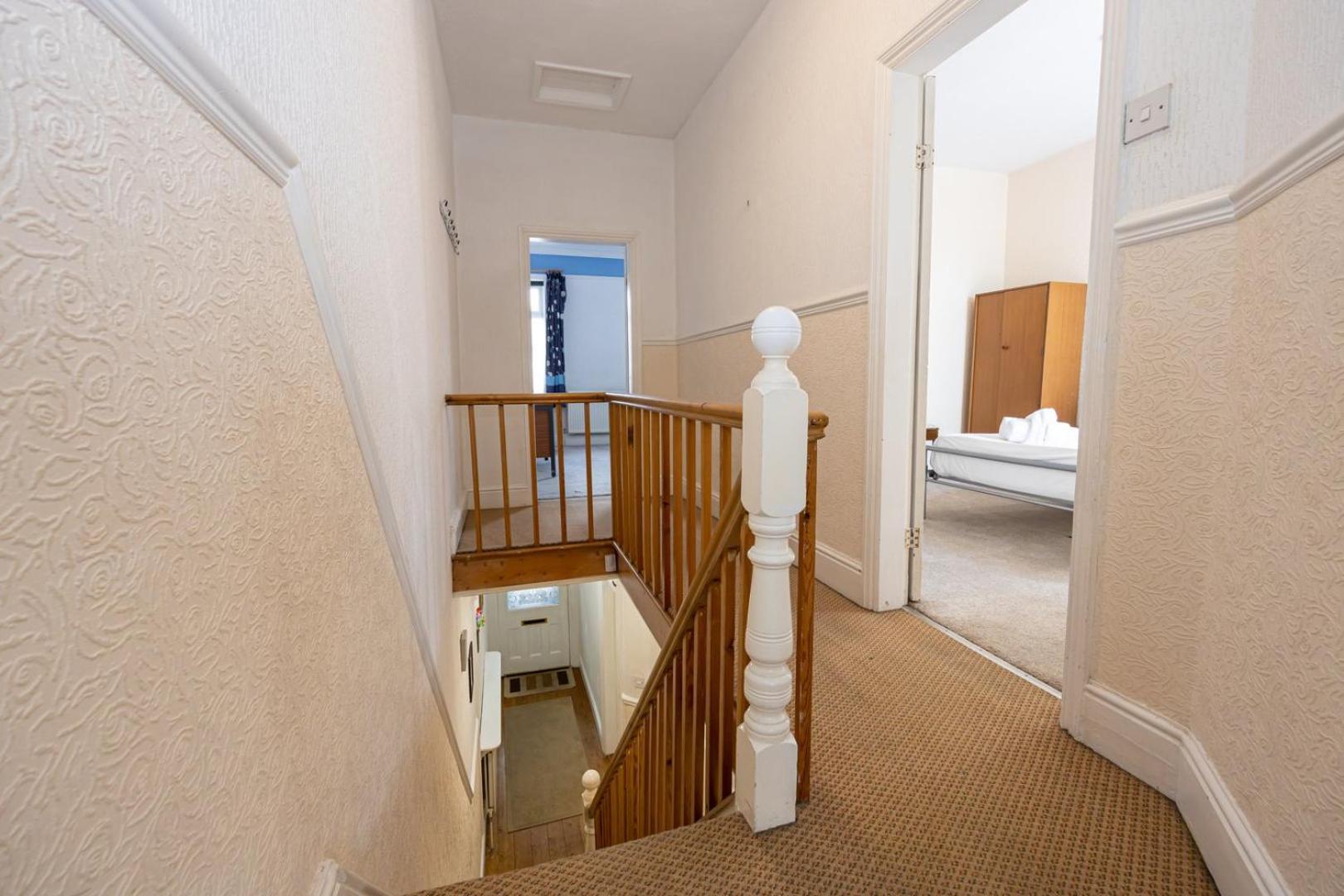 Guestready - Enchanting Life In Gorse Hill Manchester Esterno foto