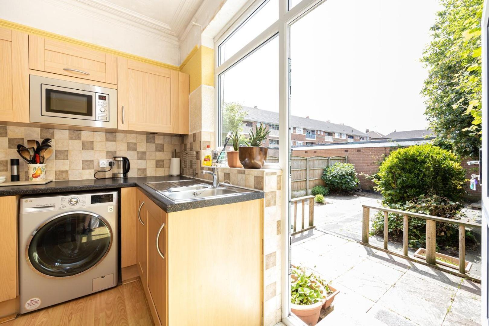 Guestready - Enchanting Life In Gorse Hill Manchester Esterno foto
