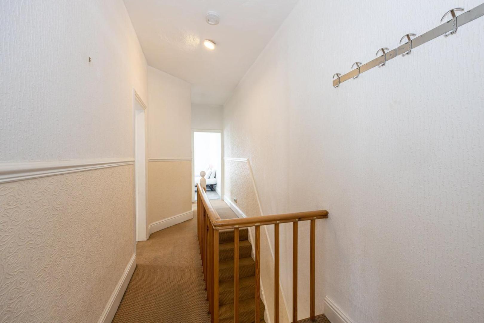 Guestready - Enchanting Life In Gorse Hill Manchester Esterno foto